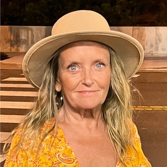 Meet your Posher, Kelley - Picture 3 of 3